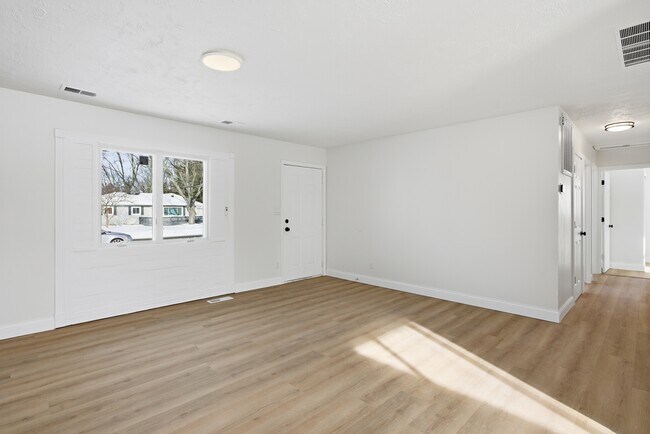 Foto del edificio - 6325 Woodsdale Dr