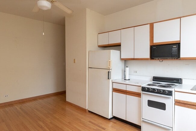 Building Photo - 638 W Barry