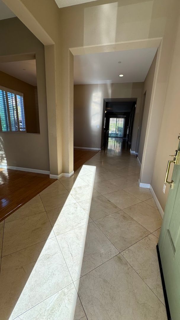 Foto del edificio - AVAILABLE!