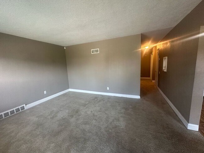 Foto del edificio - 6737 Kenwood Dr