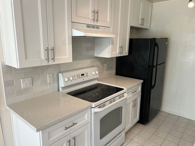 Building Photo - Villa La Jolla