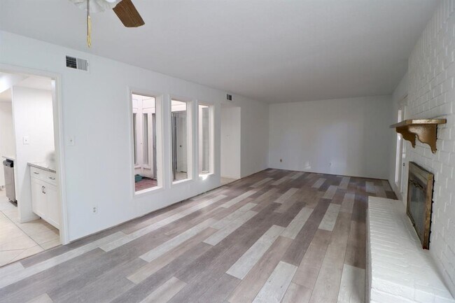 Foto del edificio - 6411 Creekbend Dr