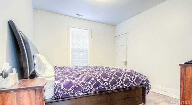 Building Photo - Columbia City Triplex