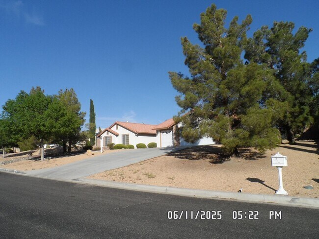 Foto del edificio - 3 Bedrooms, Den, 2 Bathrooms, 3 Car Garage...