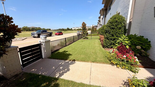 Foto del edificio - 4233 Watercourse Dr