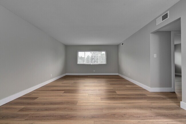 Fotografía del edificio - 20333 Detroit Rd