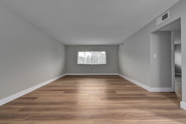 Large Living Room - 20333 Detroit Rd