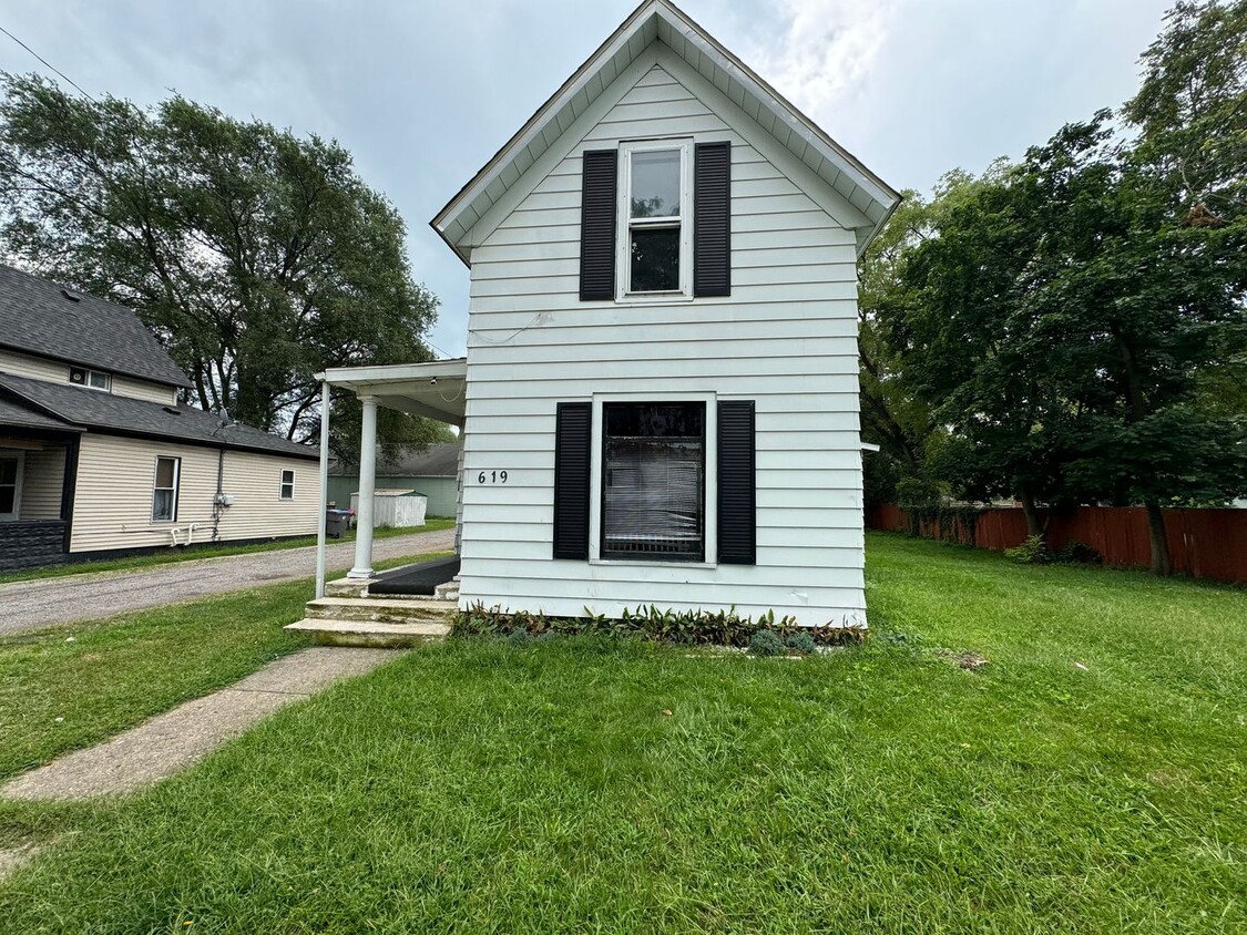 Primary Photo - 4 Bedroom 1 Bathroom Just FULLY remodeled