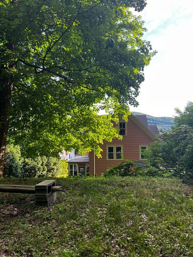Building Photo - **Reduced Rate** Beautiful Single Family H...
