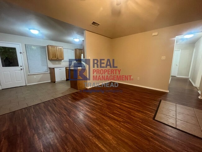 Building Photo - Welcoming - 3 Bed/2 Bath - Move In Ready!