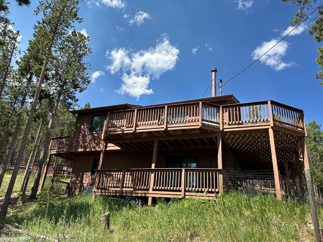 Primary Photo - Great House off Brook Forest!