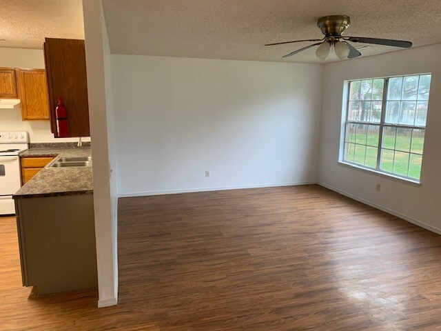 Sala de estar - 2920 Dawn Ct