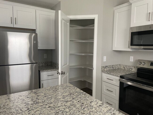 Building Photo - 4 bedroom 2.5 bath - Blue Springs