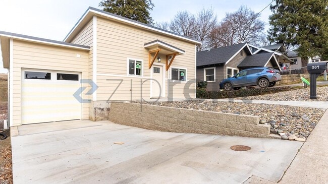 Building Photo - 307 E Thorn St