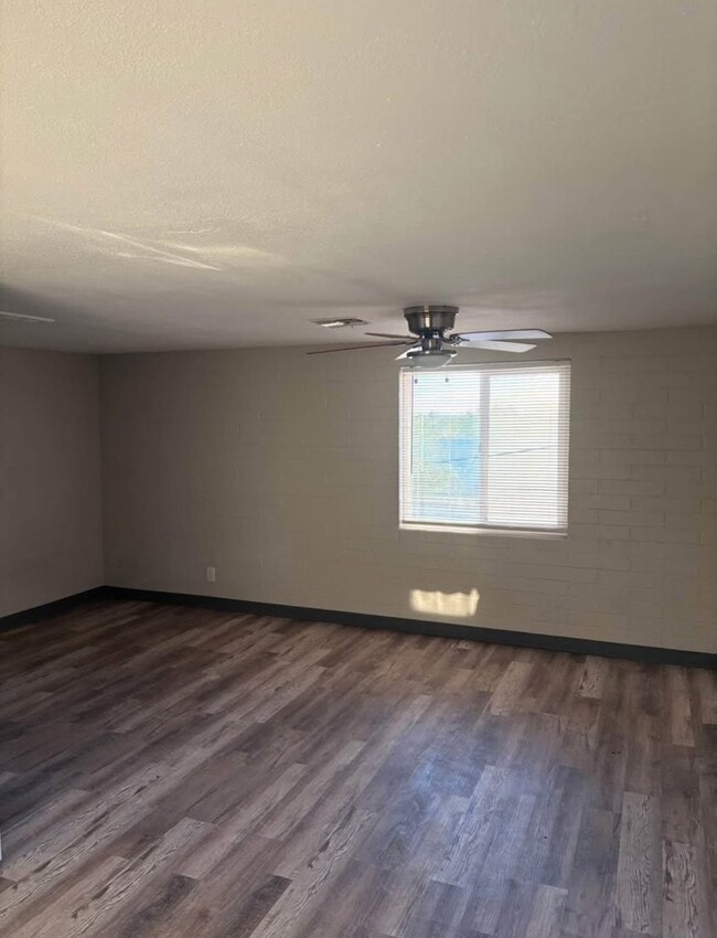 Building Photo - 1402 W Mercer Ln