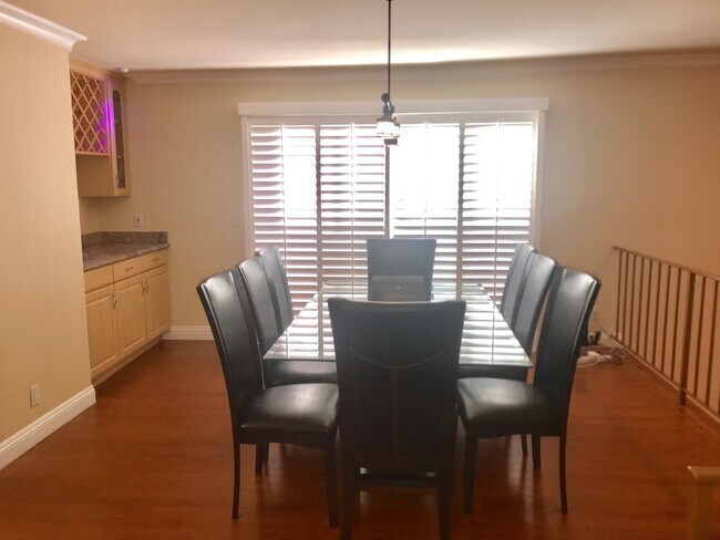 Foto del edificio - Beautiful and spacious multilevel townhouse in model home condition