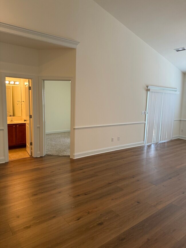 Medio baño y tercer dormitorio junto a la sala de estar. - 6017 Lettered Olive Pl