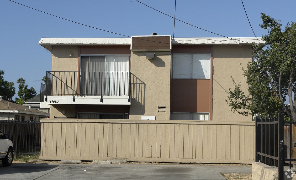 Building Photo - 9703 Cherry St