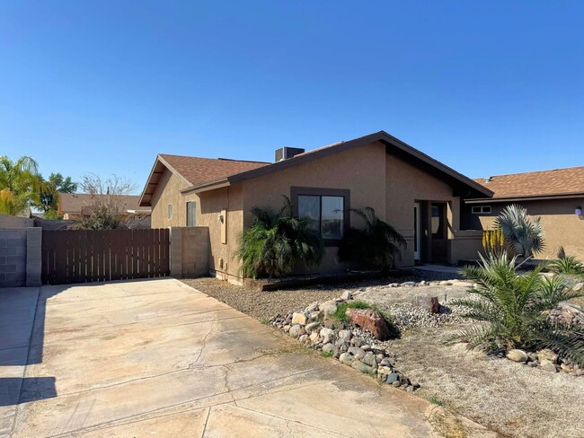 Building Photo - 3 BEDROOM HOME IN TIERRA MESA!