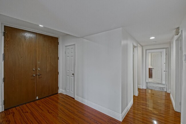 Foto del edificio - NICELY REMODELED, 2BR2.5BA, 1700 SQ FT CON...