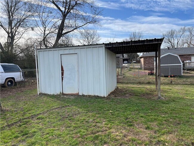 Building Photo - House: 3 Bed, 1.5 Bath, 1 Car Carport.