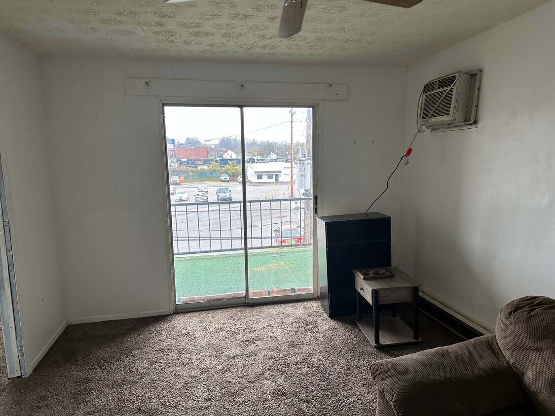LIVING ROOM WITH BALCONY, AWESOME VIEW - 613 20th St