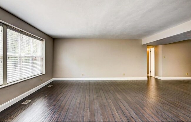 Building Photo - 520 S Brentwood Blvd