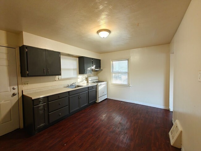 Building Photo - 2 Bedroom