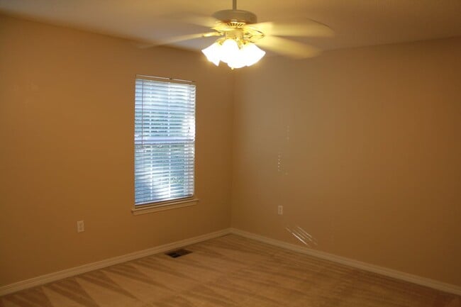 Building Photo - 976 Scenic Oak Ln