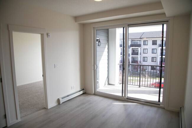 Photo du bâtiment - Stunning 3-Bedroom Condo in the Heart of Legacy Village!(IP013)