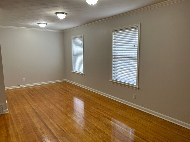 Foto del edificio - Newly Renovated 5 bedroom 3 full baths NO ...