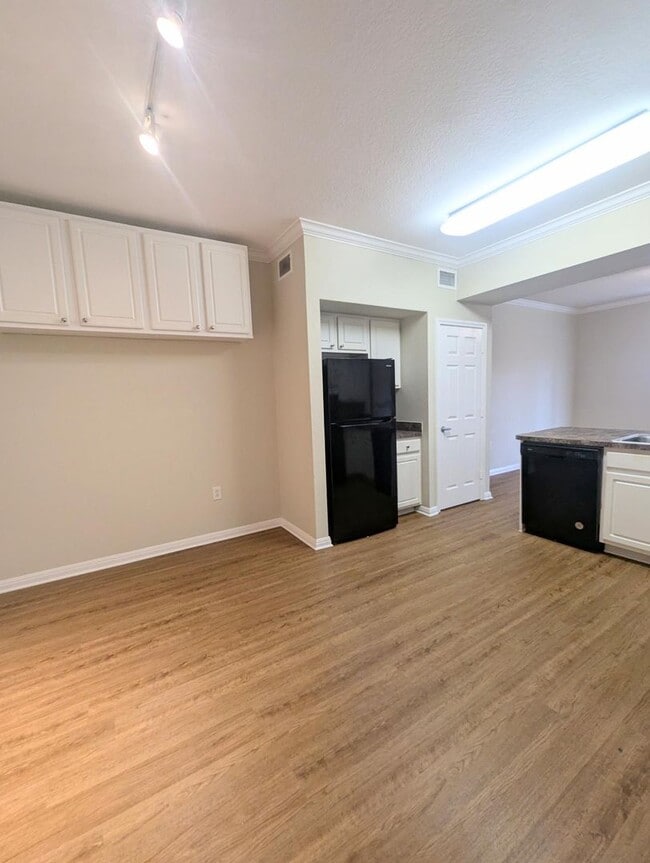 Building Photo - Updated 1x1 Spacious 806 square feet w/balcony on the top floor!