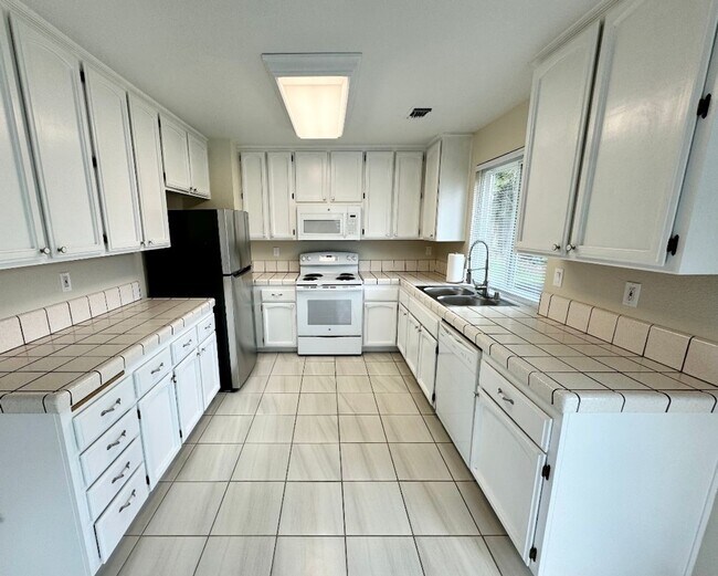 Foto del edificio - Charming 3 Bedroom House Available in Nort...
