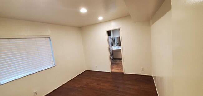 Foto del edificio - Spacious Silverlake Condo – Move-In Ready!