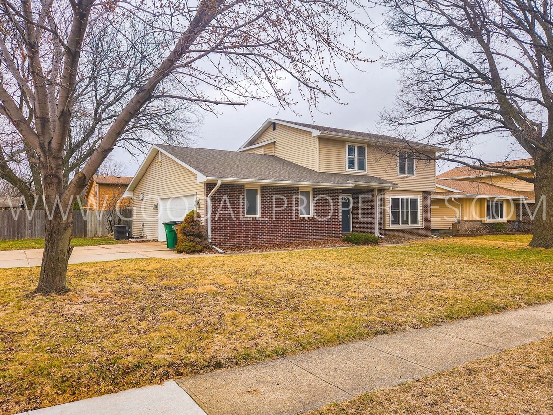 Foto principal - Beautiful 5 bedroom home in Waukee.