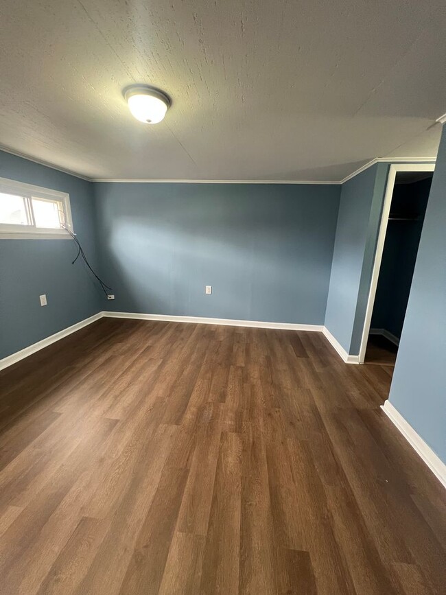 Building Photo - Newly Renovated 4 Bed/1 Bath Single Family...