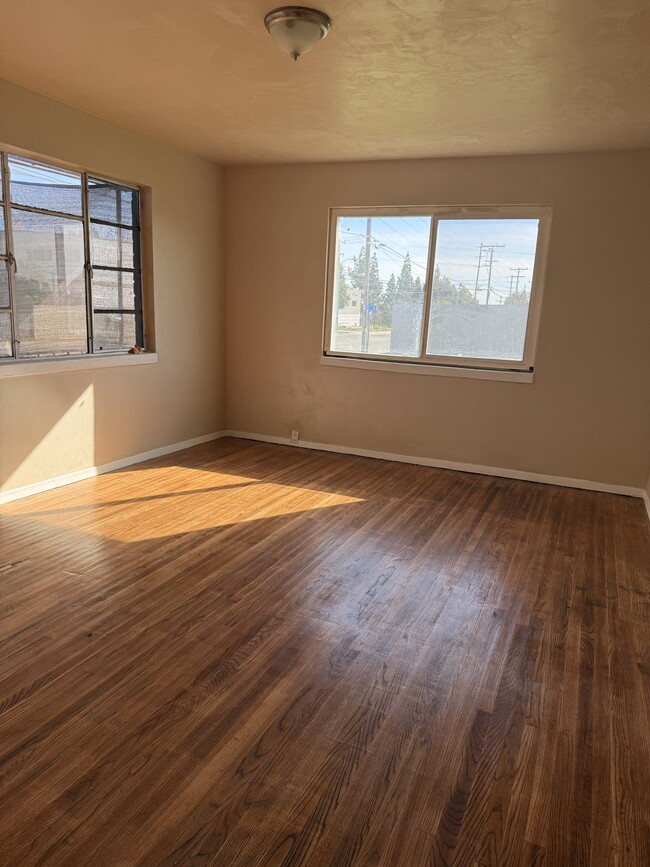 Building Photo - 904 33rd St