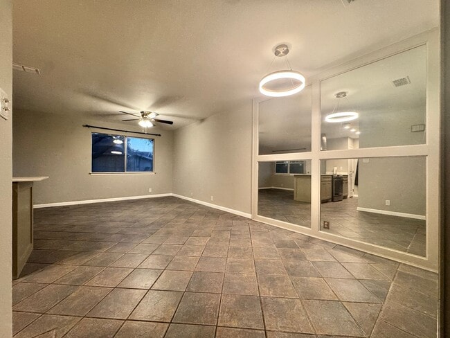 Foto del edificio - SECOND STORY CONDO WITH BILLS PAID