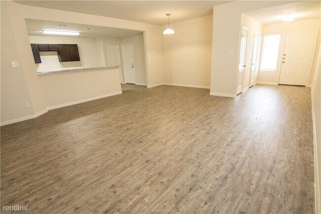 Building Photo - 3 br, 2.5 bath House - 2077 Oakwood Forest Dr