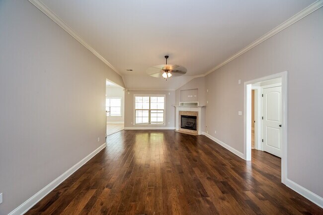 Building Photo - 1406 Lake Front Dr E