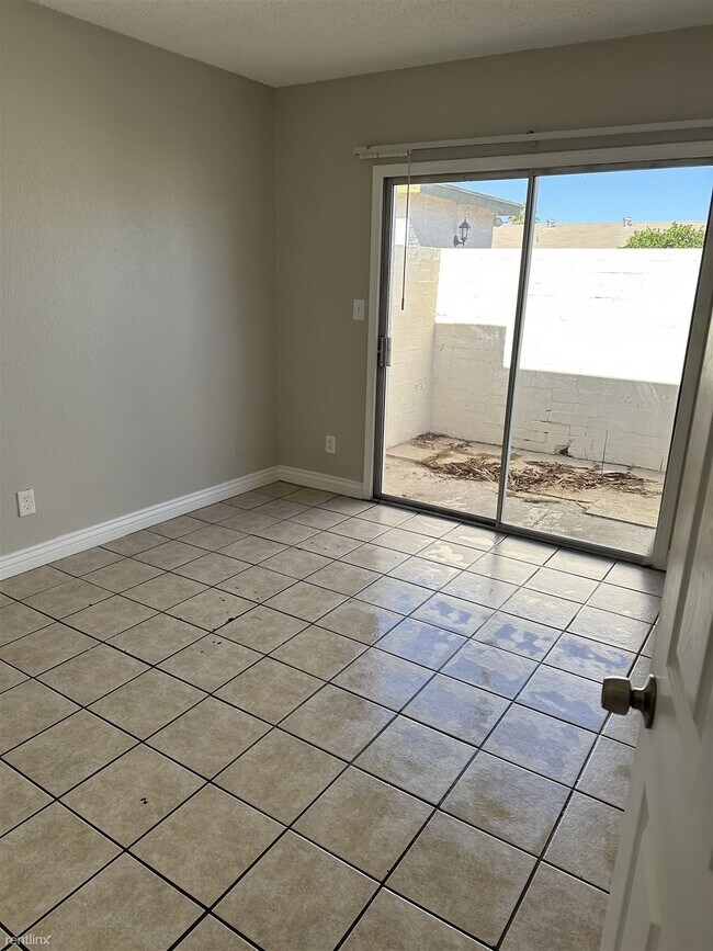 Foto del edificio - 2 br, 1 bath 4plex - 2318 East Broadway Ro...