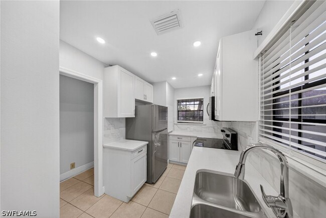 Foto del edificio - 5300 Treetops Dr