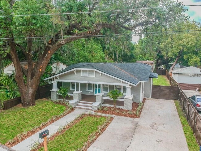 Foto del edificio - "Charming 3-Bed, 2-Bath Gem in Tampa's Heart - 1244 Sq Ft of Comfort Awaits!"
