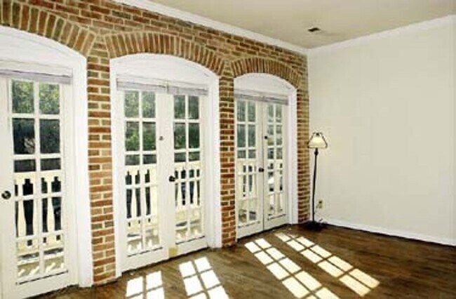 Building Photo - One Bed/ One Bath with Garage Parking in D...