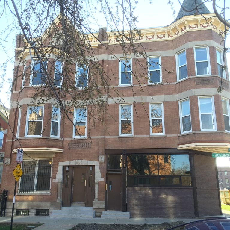 Primary Photo - 1458 N Maplewood Ave