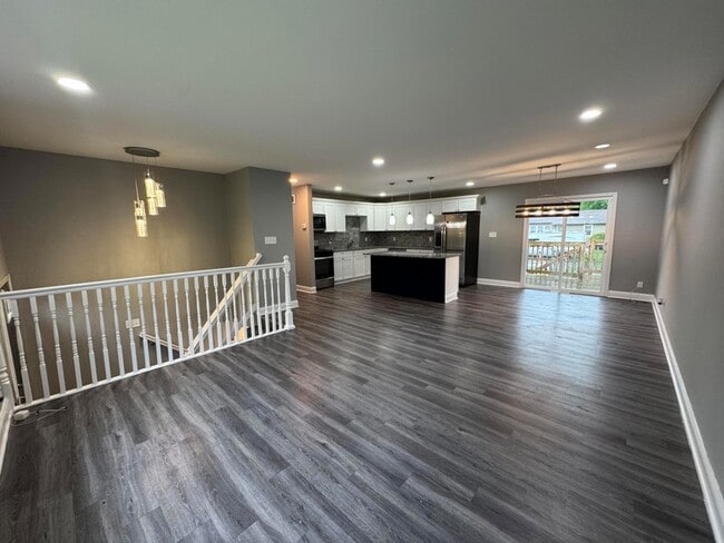 Building Photo - 541 W 67th Ln