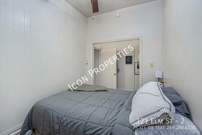 Building Photo - 121 Elm St  #2