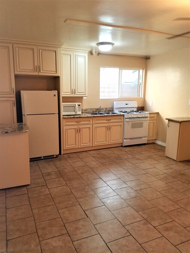Primary Photo - 216 W Maple St