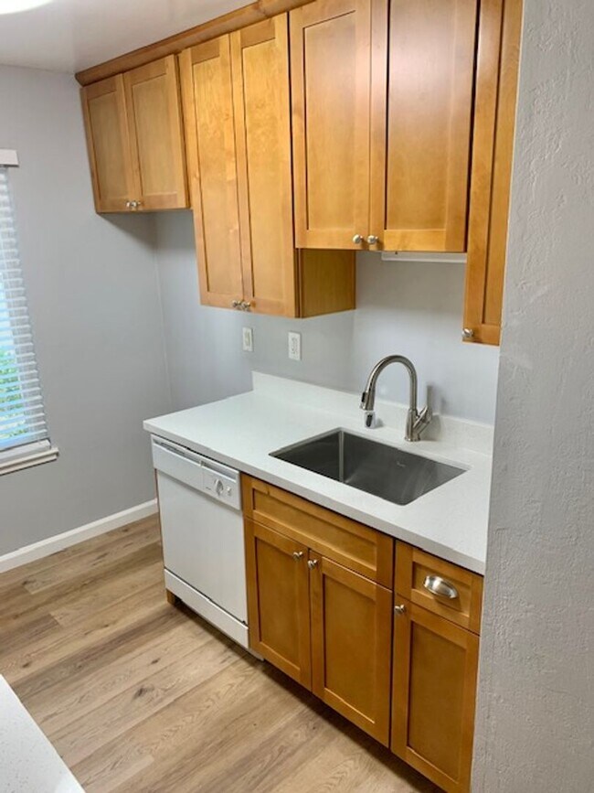 Building Photo - 1 Bed 1 Bath Condo in Concord - AVAILABLE ...