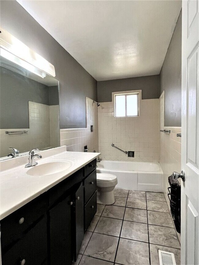 Building Photo - Cozy 3 Bedroom Close to UCA & CBC
